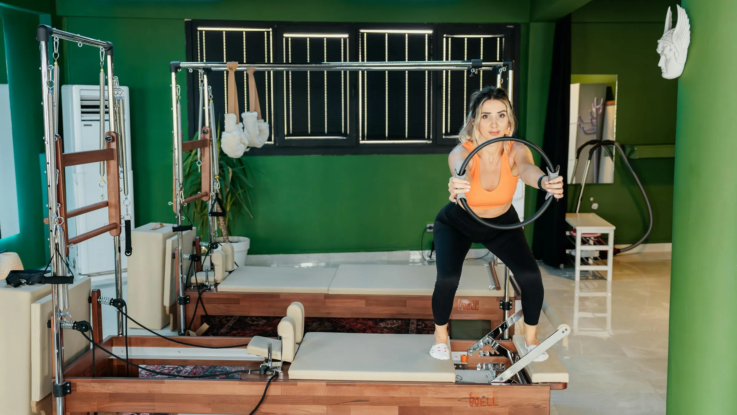 Prática de Pilates no reformer em estúdio moderno
